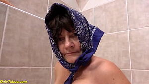 tasteless 73 age age-old granny peeing elbow rub-down the bathtub