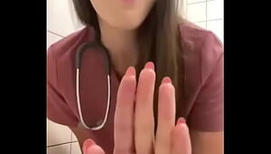 enfermera se masturba en el baÃ±o del health centre